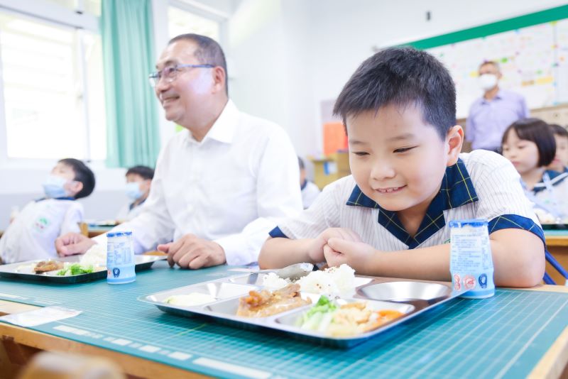《圖說》從供餐、食安到菜色品質全面掌握，讓孩子吃得安心又健康。〈教育局提供〉