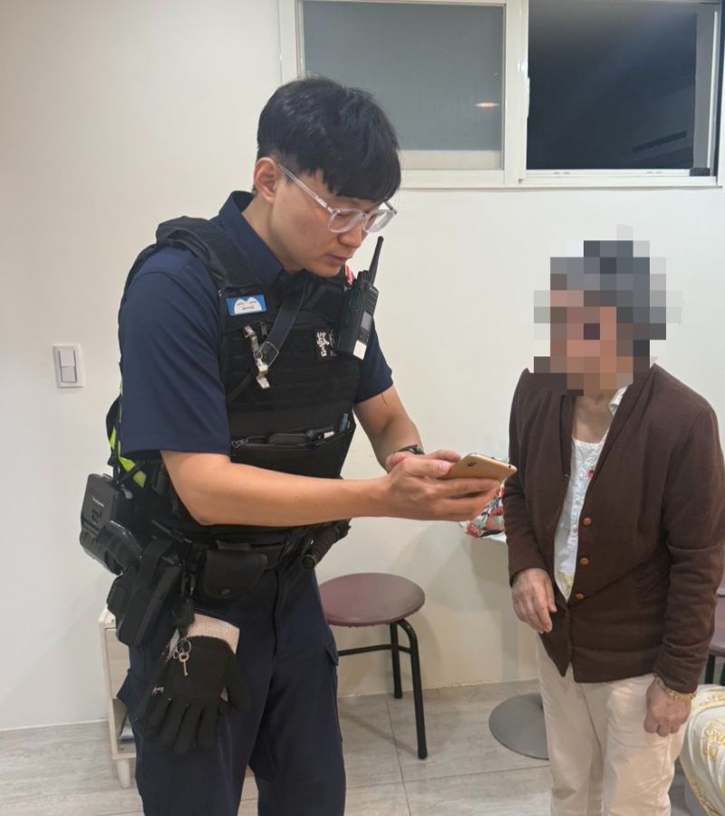《圖說》員警仔細查看婦人隨身物品及手機內容，尋找可能的聯絡資訊。〈中和分局提供〉