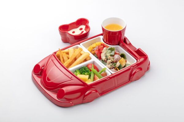 BELLINI Pasta Pasta全新兒童餐「貝殼王子車車」，以甜菜根、菠菜及薑黃揉入麵糰，手工製成繽紛三色貝殼麵，搭配雞肉、菠菜及起司奶油醬，並以趣味車型餐盤盛裝，增加孩子用餐樂趣。（圖／BELLINI Pasta Pasta提供）