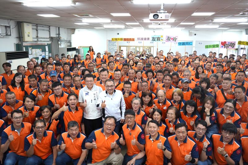 《圖說》市長侯友宜與所有清潔隊幹部合照,中左為環保局長程大維。〈環保局提供〉