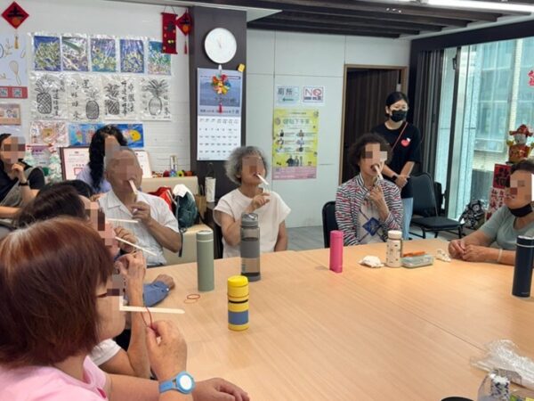 臺北市推動長者健康促進課程，透過口腔肌力、呼吸及吞嚥相關活動，提升長者健康識能與自我照護能力。圖大心職能治療所