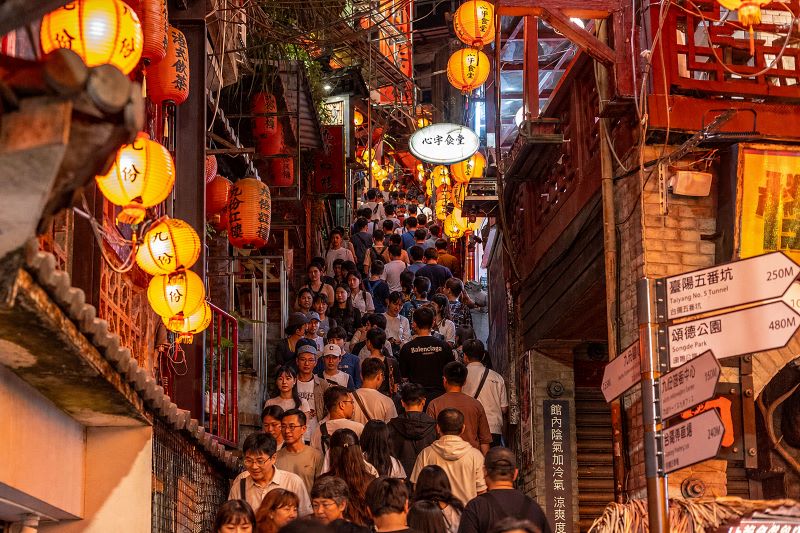 《圖說》「2026九份紅燈籠祭」自7月18日點燈以來，吸引眾多國內外旅客造訪。〈觀旅局提供〉