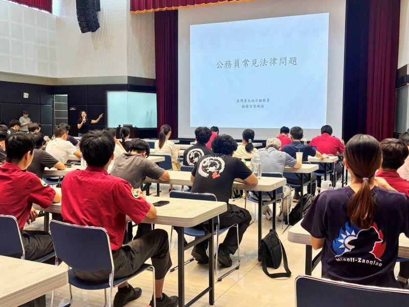 《圖說》臺北地方檢察署黃珮瑜檢察官授課,深入淺出分享廉政法治實務,強化同仁法紀觀念。〈消防局提供〉